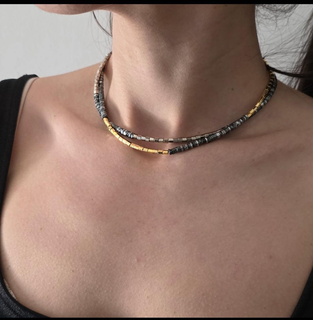 זוג שרשראות זהב וכסף