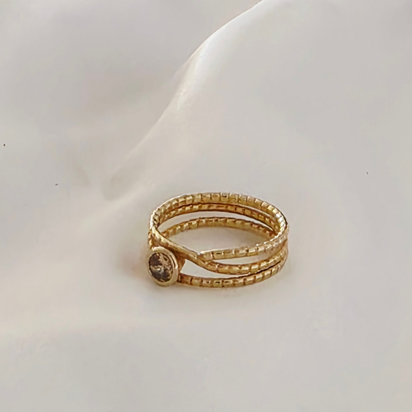 טבעת שורות זהב עם שיבוץ