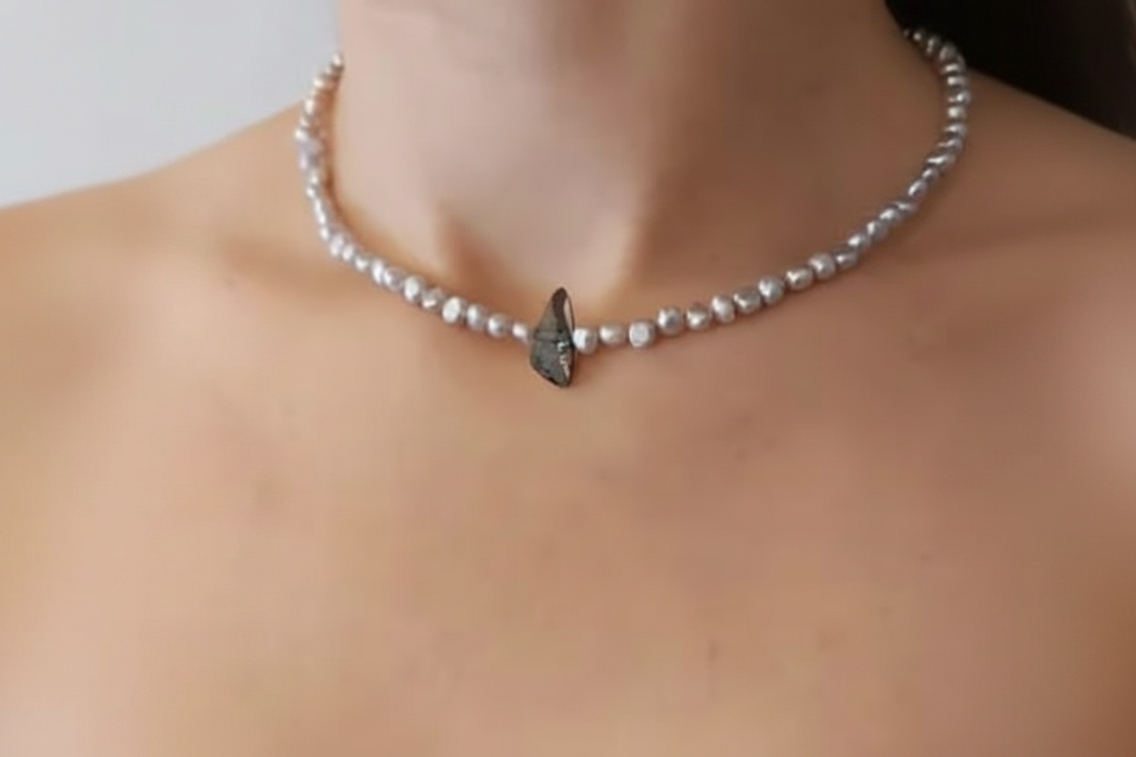 שרשרת פנינים אפורה עם תליון