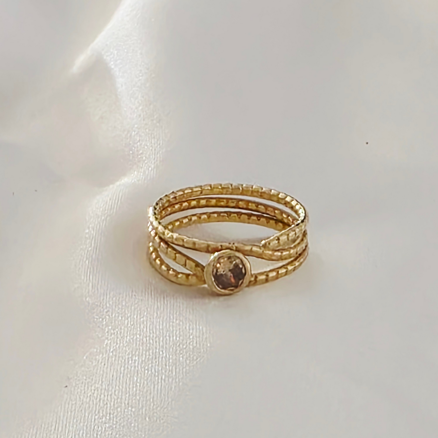 טבעת שורות זהב עם שיבוץ