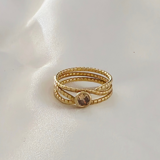 טבעת שורות זהב עם שיבוץ