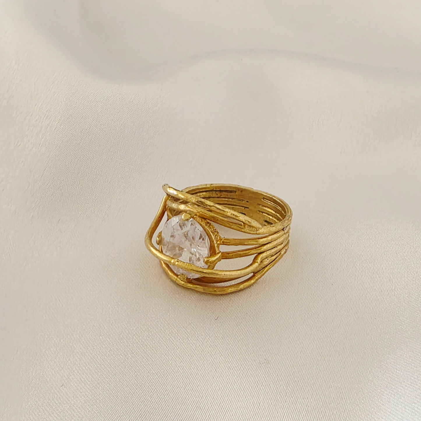 טבעת מלופפת עם זרקון