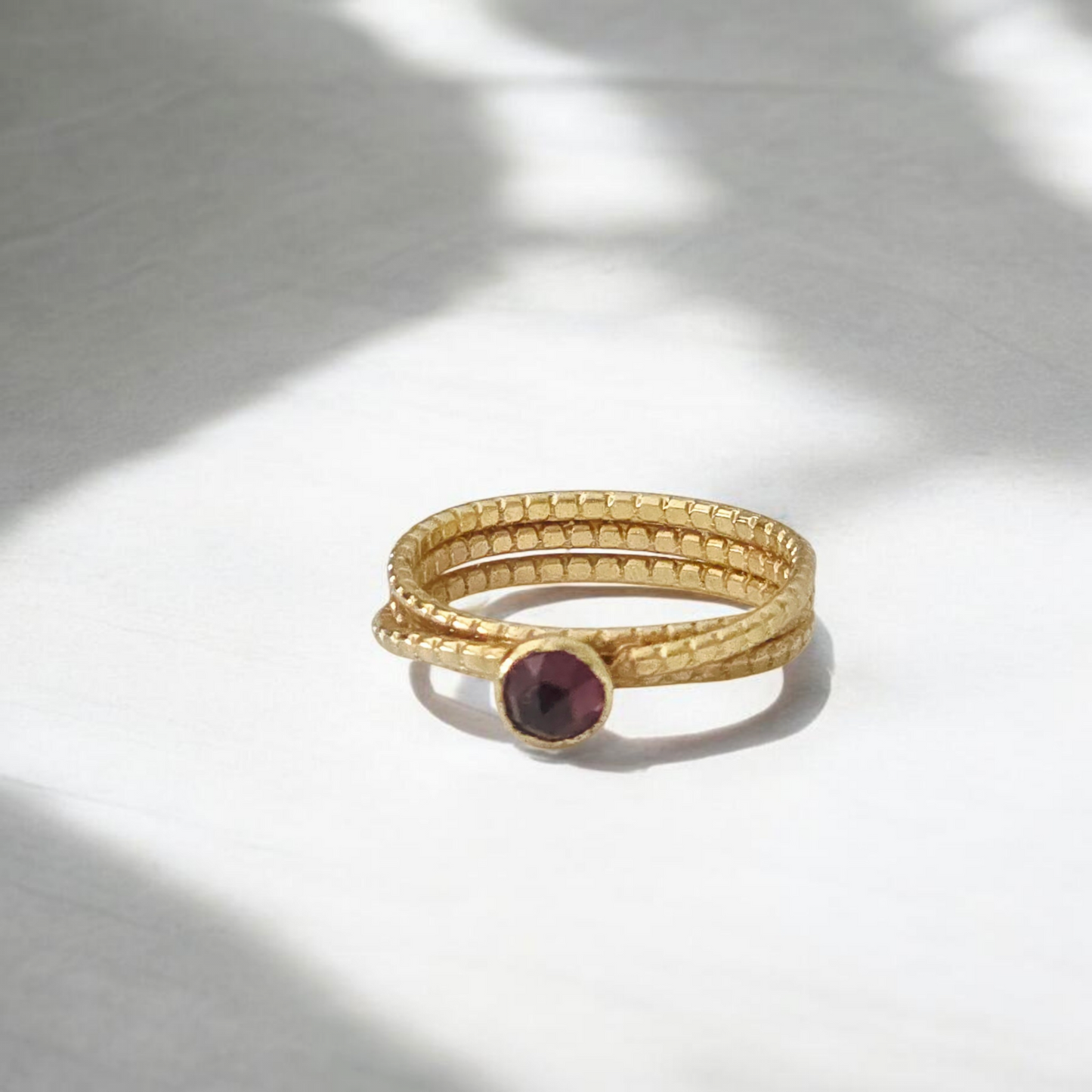 טבעת באדום יין