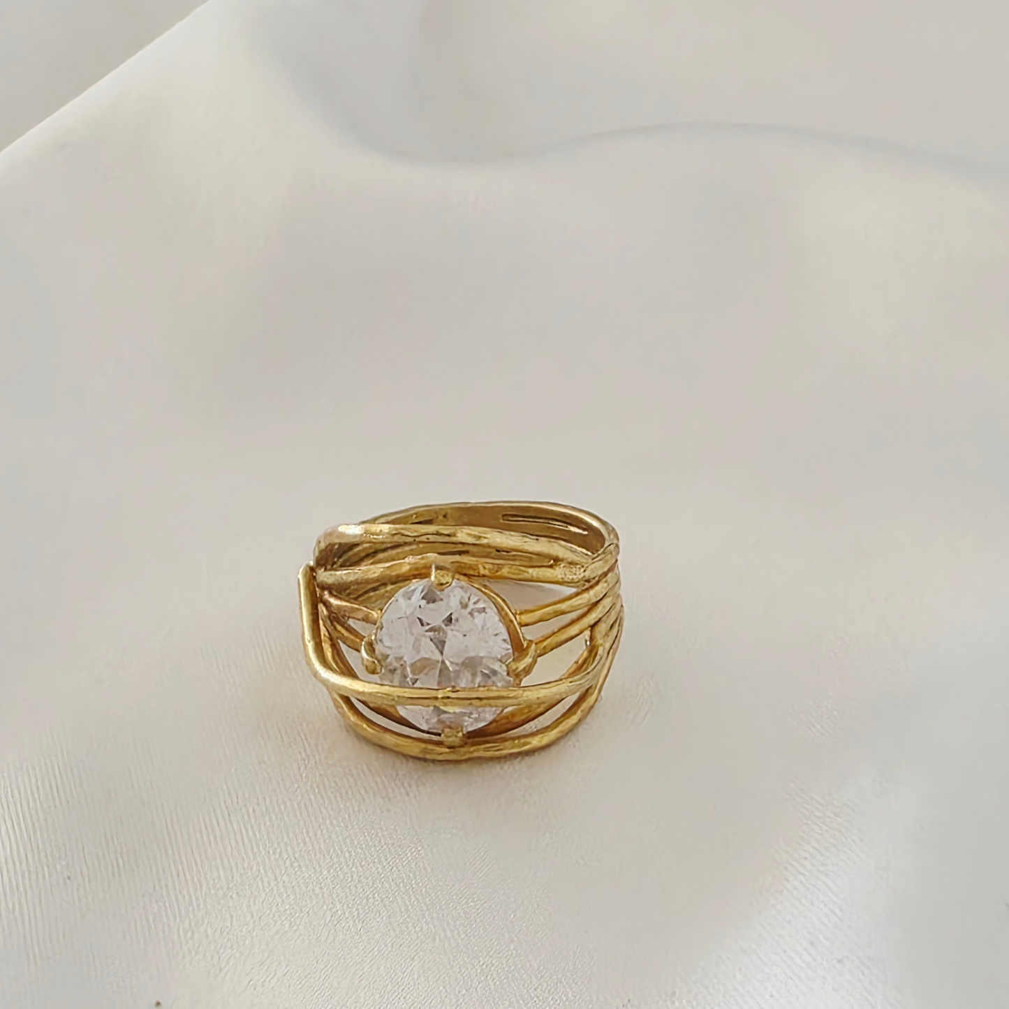 טבעת מלופפת עם זרקון