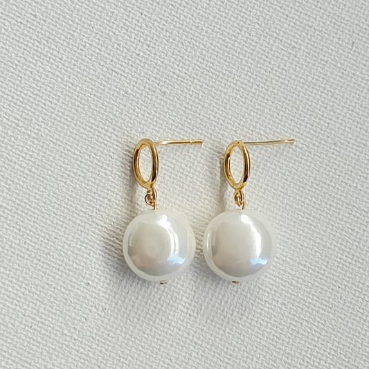 עגילי זהב עם צדף לבן