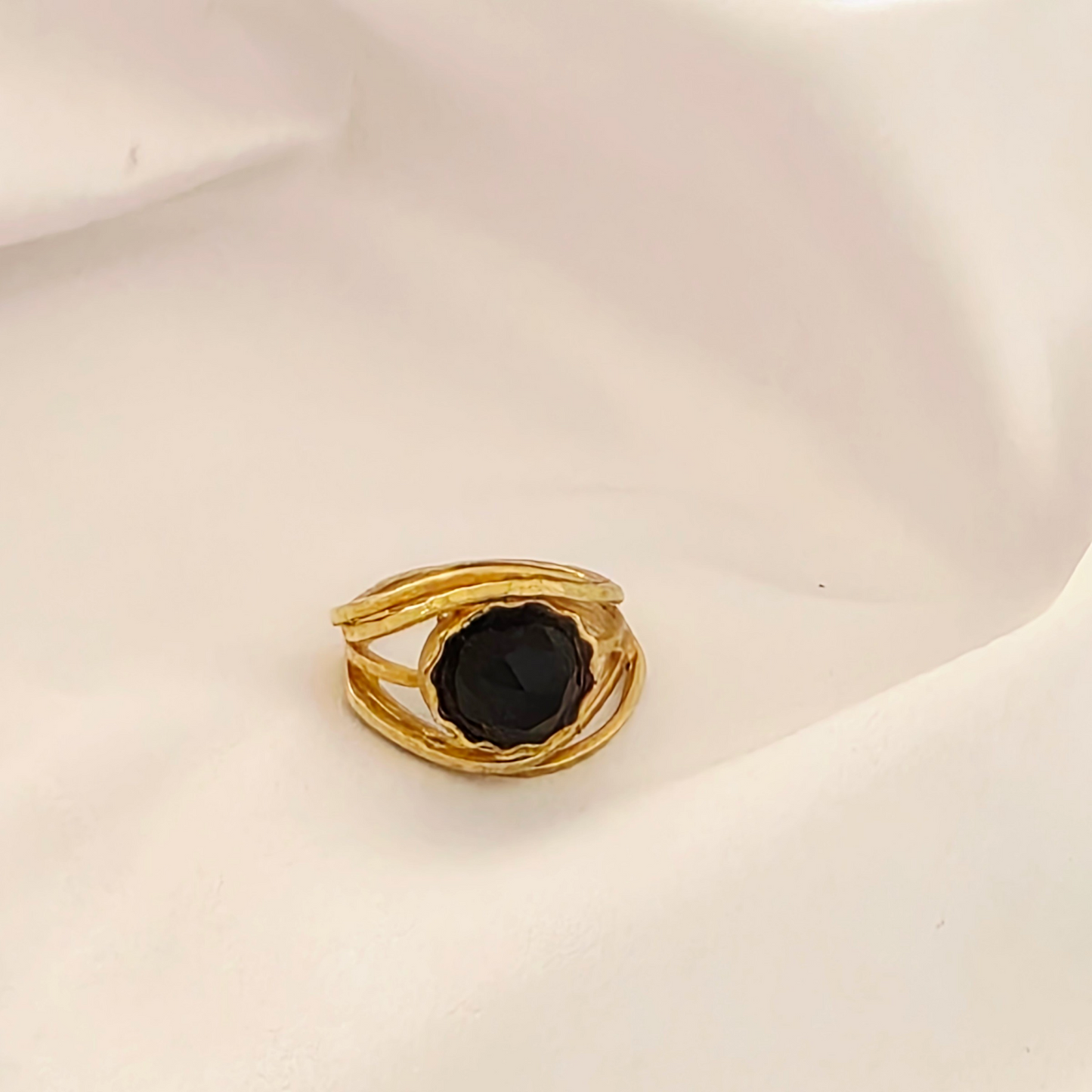 טבעת זהב עם אבן שחורה