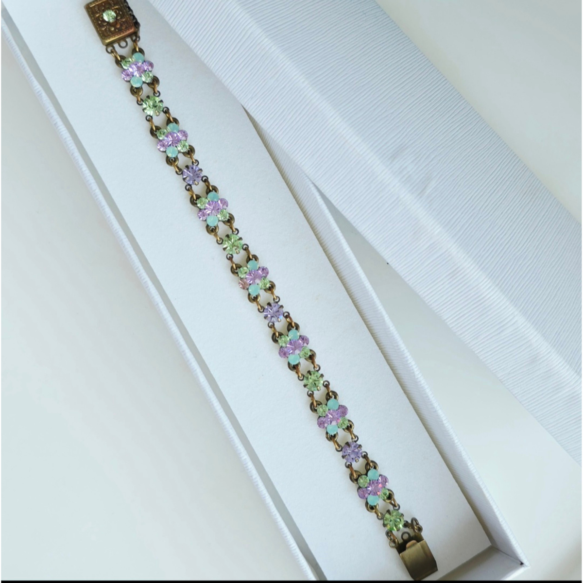 צמיד פרחים בירוק וסגול