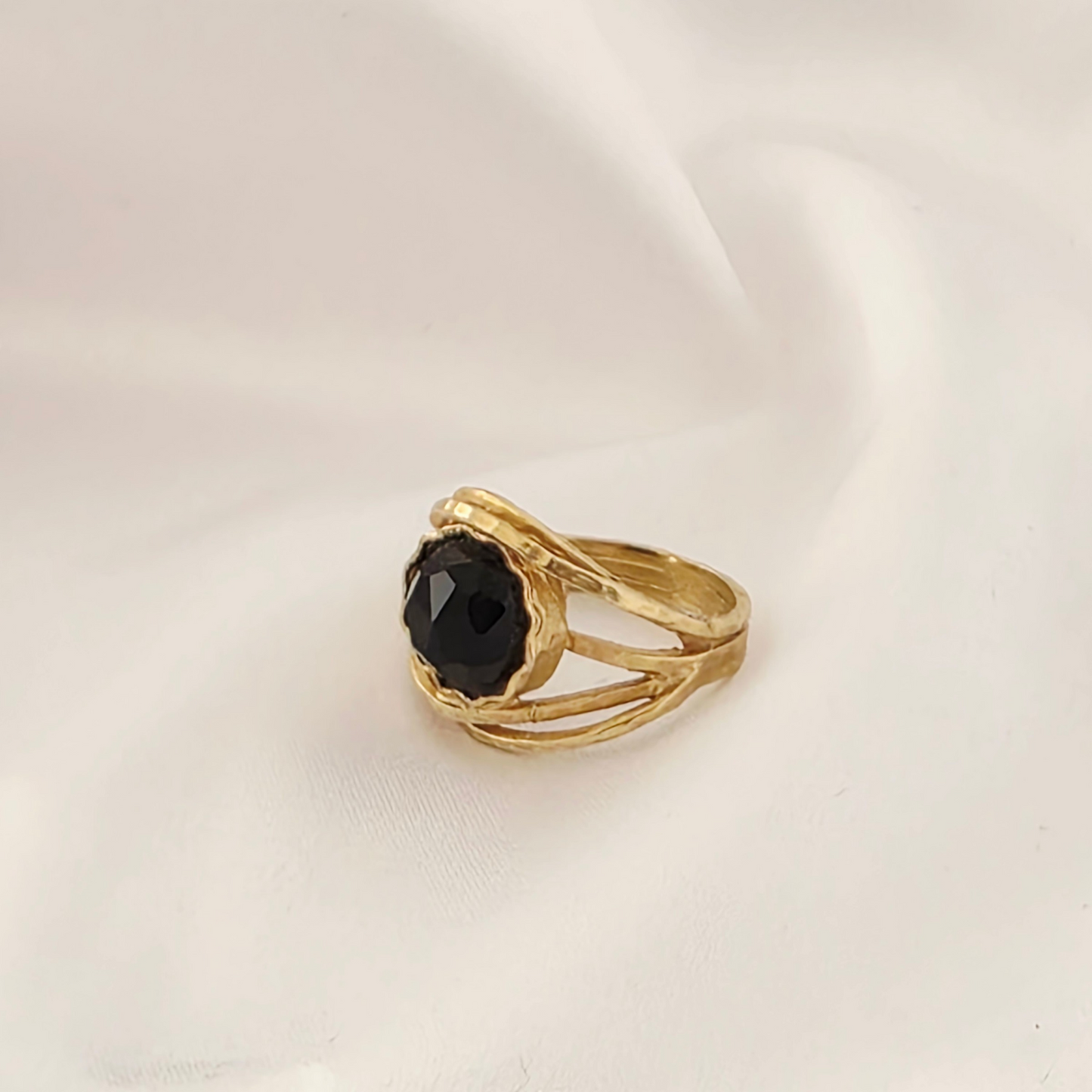 טבעת זהב עם אבן שחורה