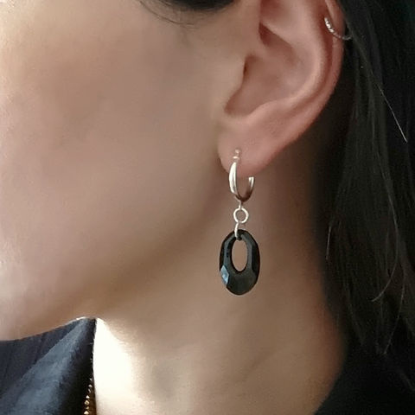 עגילי חישוק שחורים